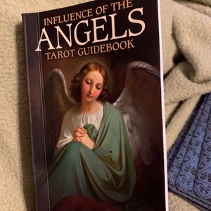 Offering free 3 card tarot readings.